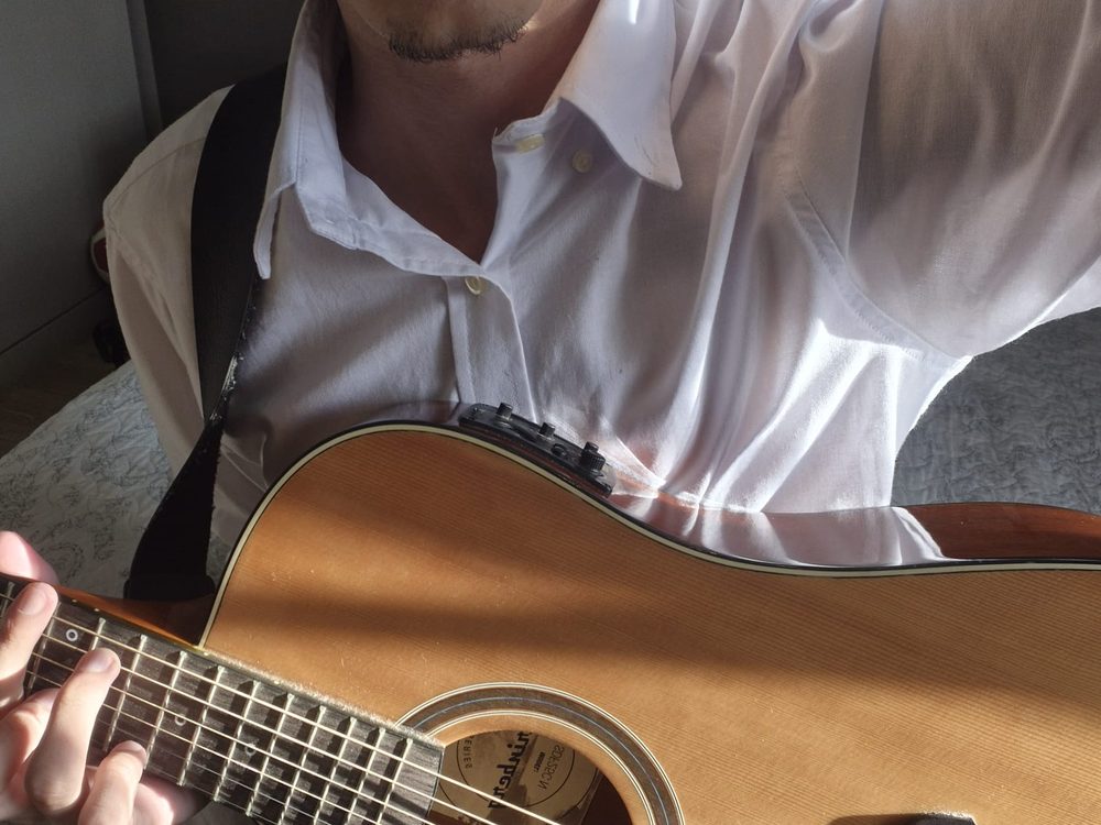 Gabriel tocando violão